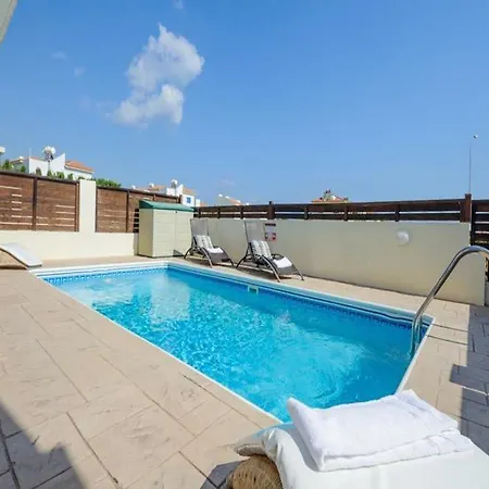 Oceanview Luxury 073 דירה